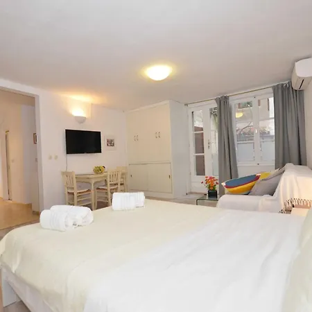 La Dolce Vita Studio Apartment